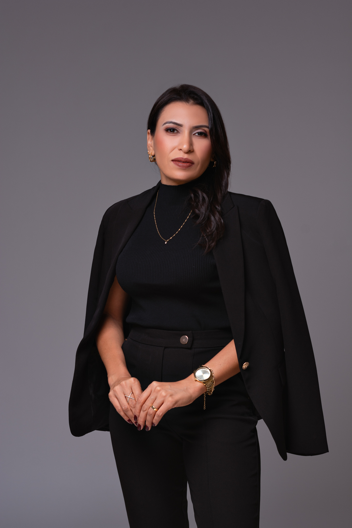 Uma mulher empoderada de blazer preto