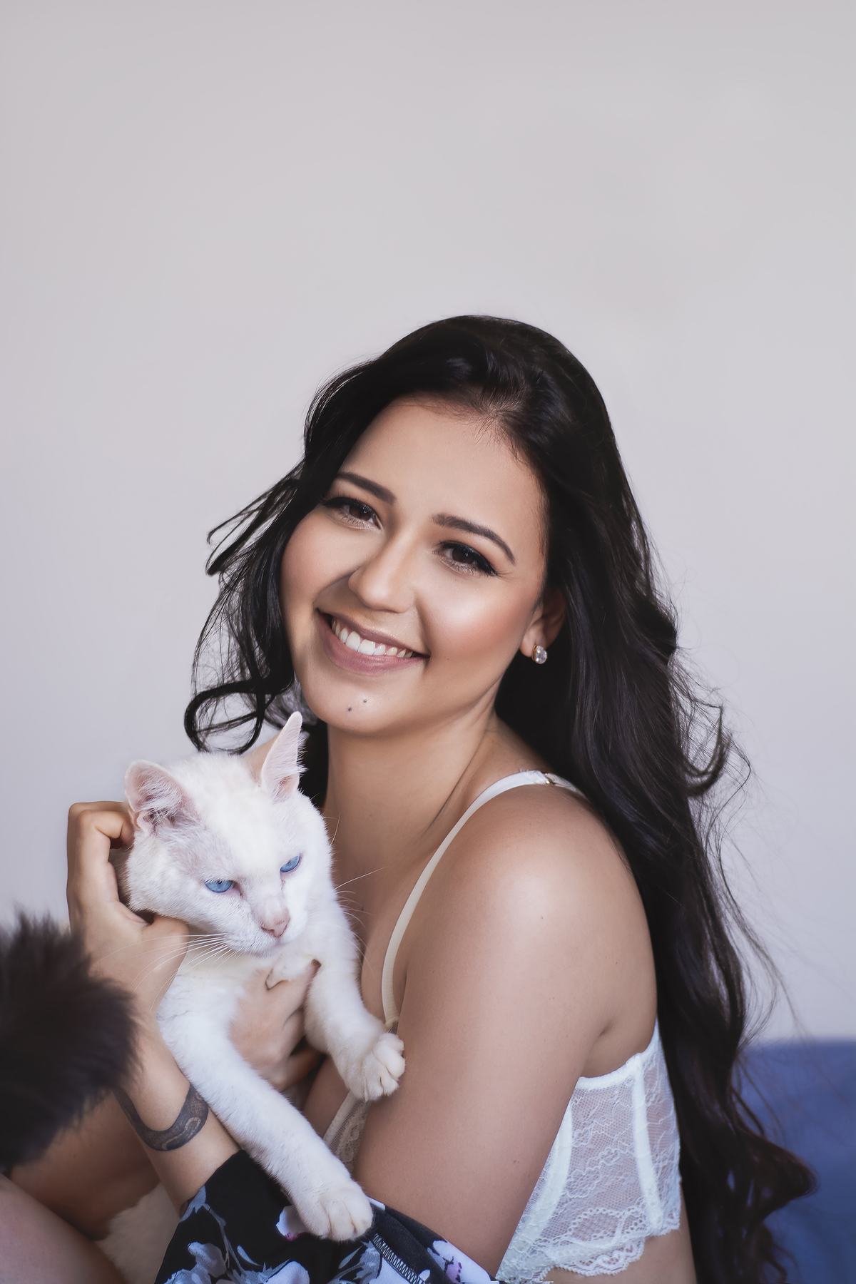 Ceci e seu mascote felino em ensaio feminino em Montes Claros