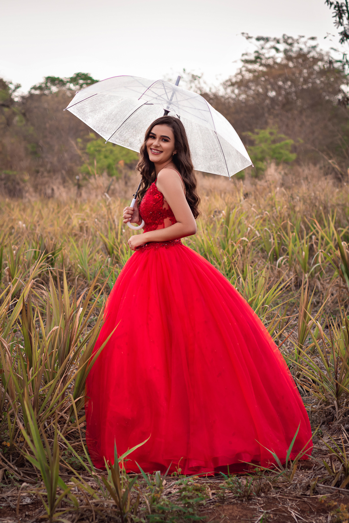 Segurando sombrinha durante ensaio 15 anos na chuva