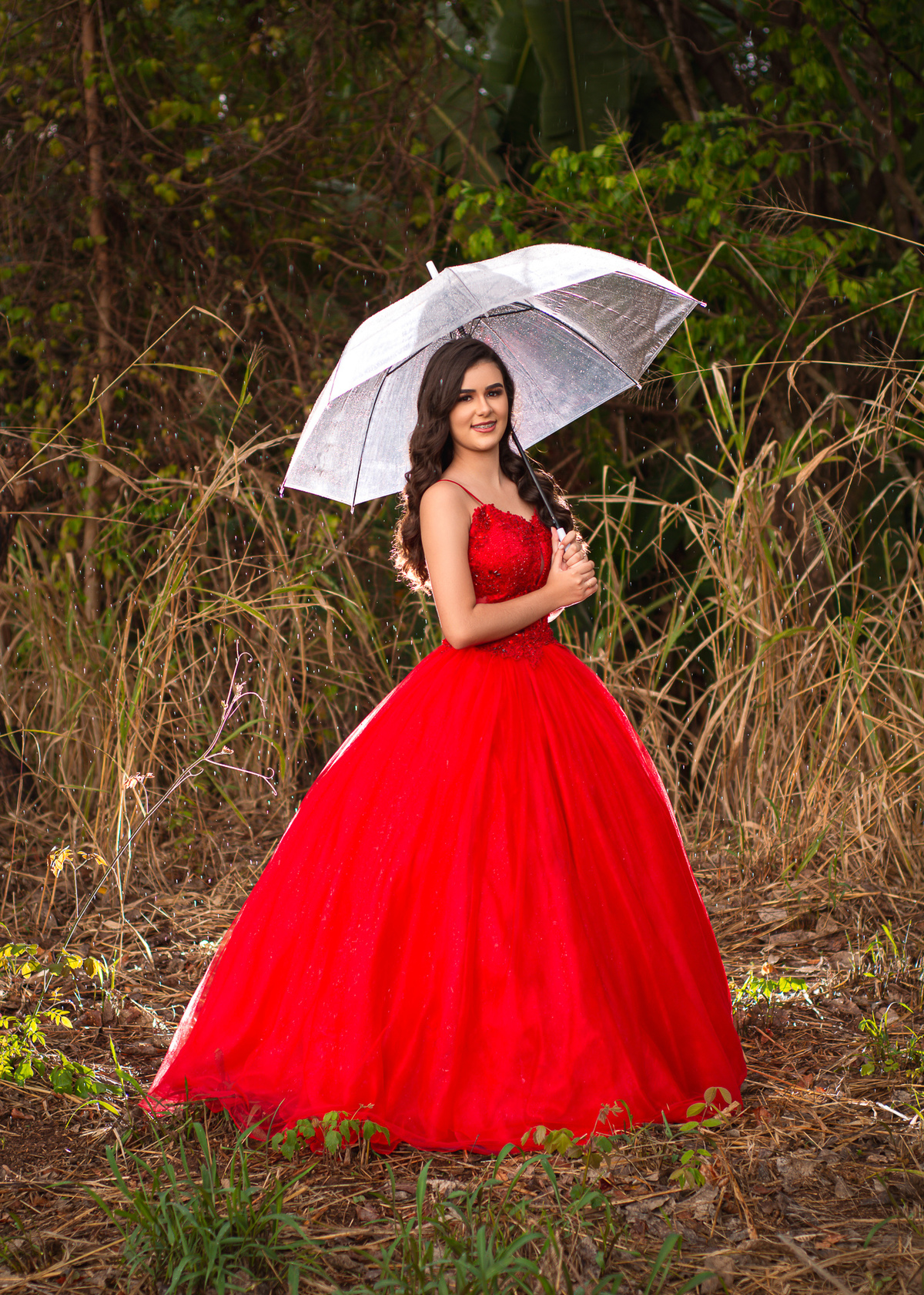 Ensaio fotográfico com vestido vermelho na chuva
