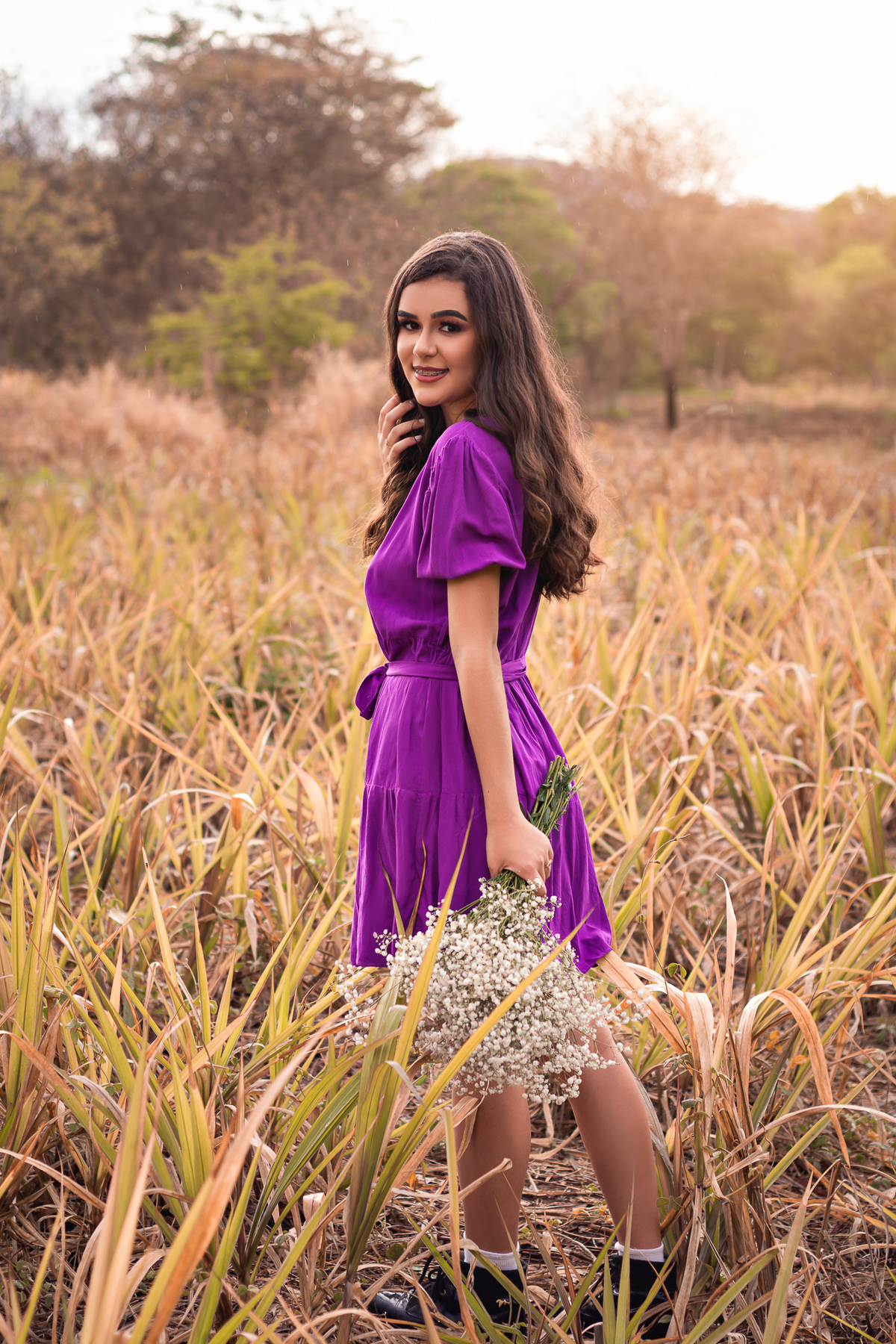 Caminhando no campo colhendo flores 