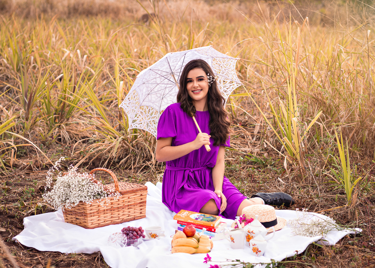 Picnic com cesta de frutas e flores