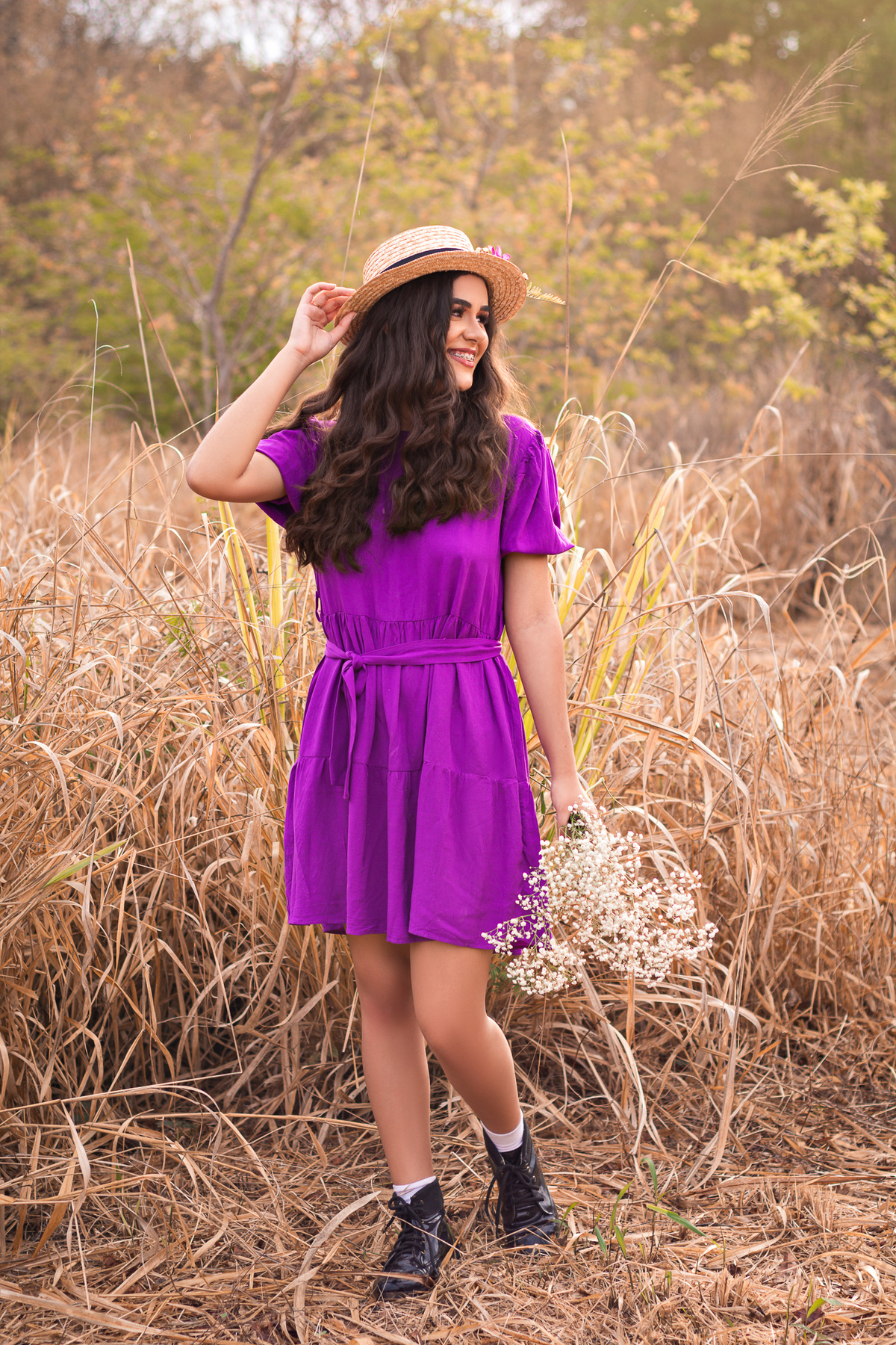 Caminhando no campo de flores para registro fotográfico 