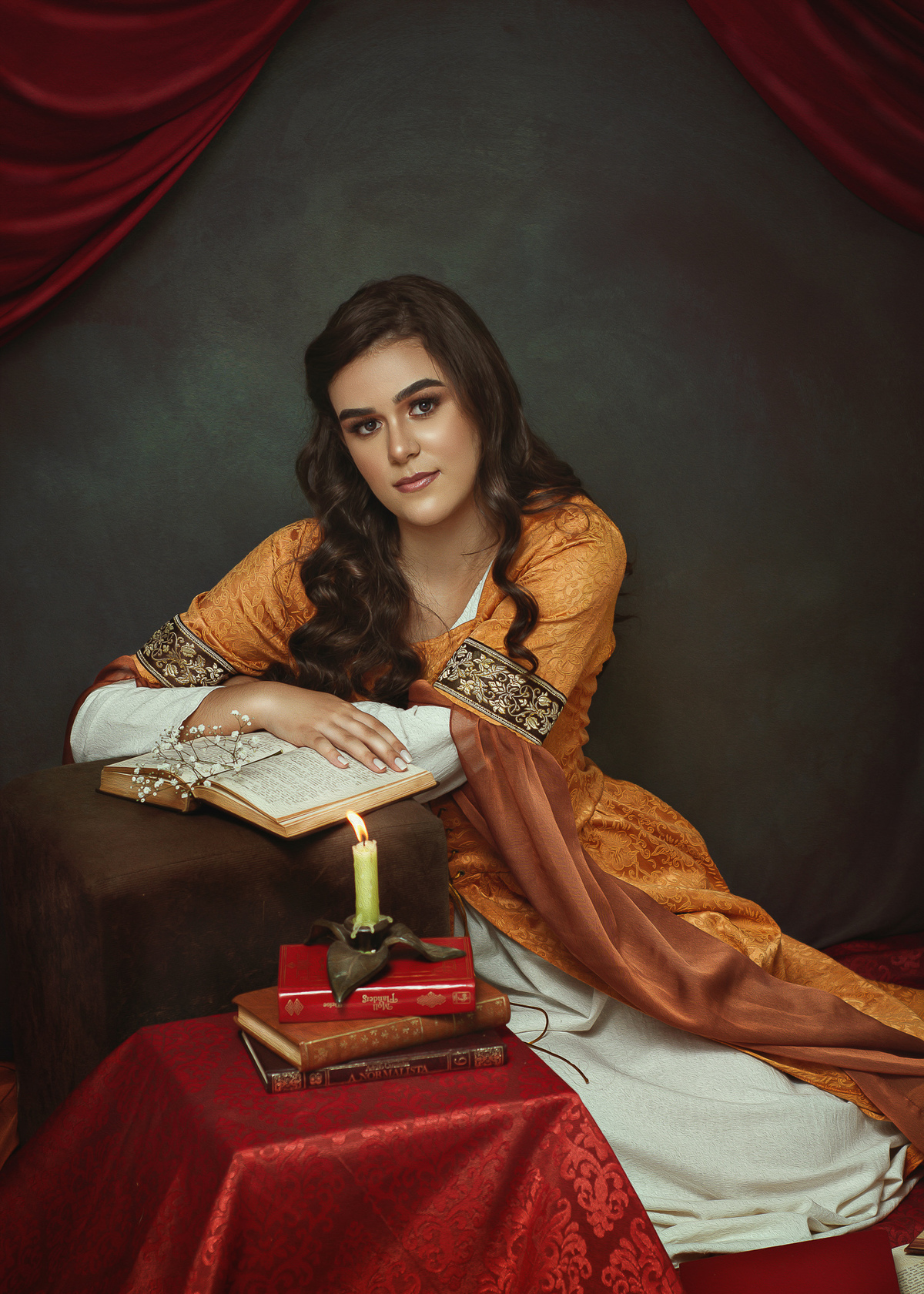 Lendo livro a luz de velas durante ensaio fotográfico 