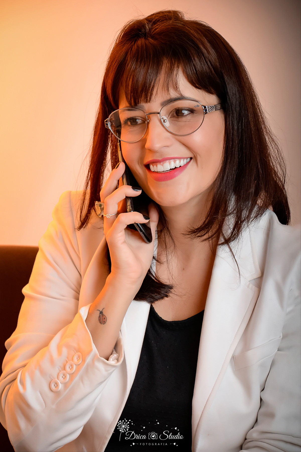 Mulher - fotos publicidade -  perfil profissional - Grande mulher - mulheres de negócios - fotos profissionais femininas - fotos de mulher com livro - trabalho - fotos em estúdio - fotos em fundo branco -Xinguara - fotografia - Pará - Drica studio 