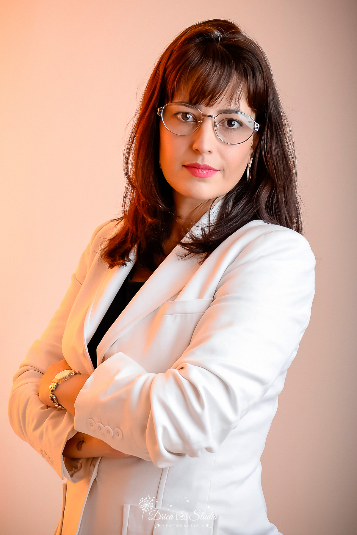 Mulher - fotos publicidade -  perfil profissional - Grande mulher - mulheres de negócios - fotos profissionais femininas - fotos de mulher com livro - trabalho - fotos em estúdio - fotos em fundo branco -Xinguara - fotografia - Pará - Drica studio 