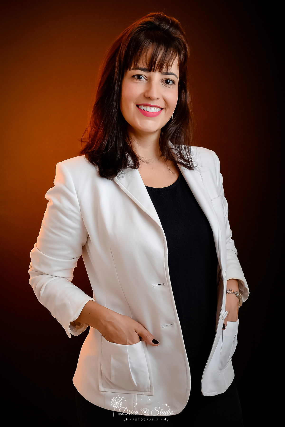 Mulher - fotos publicidade -  perfil profissional - Grande mulher - mulheres de negócios - fotos profissionais femininas - fotos de mulher com livro - trabalho - fotos em estúdio - fotos em fundo branco -Xinguara - fotografia - Pará - Drica studio 