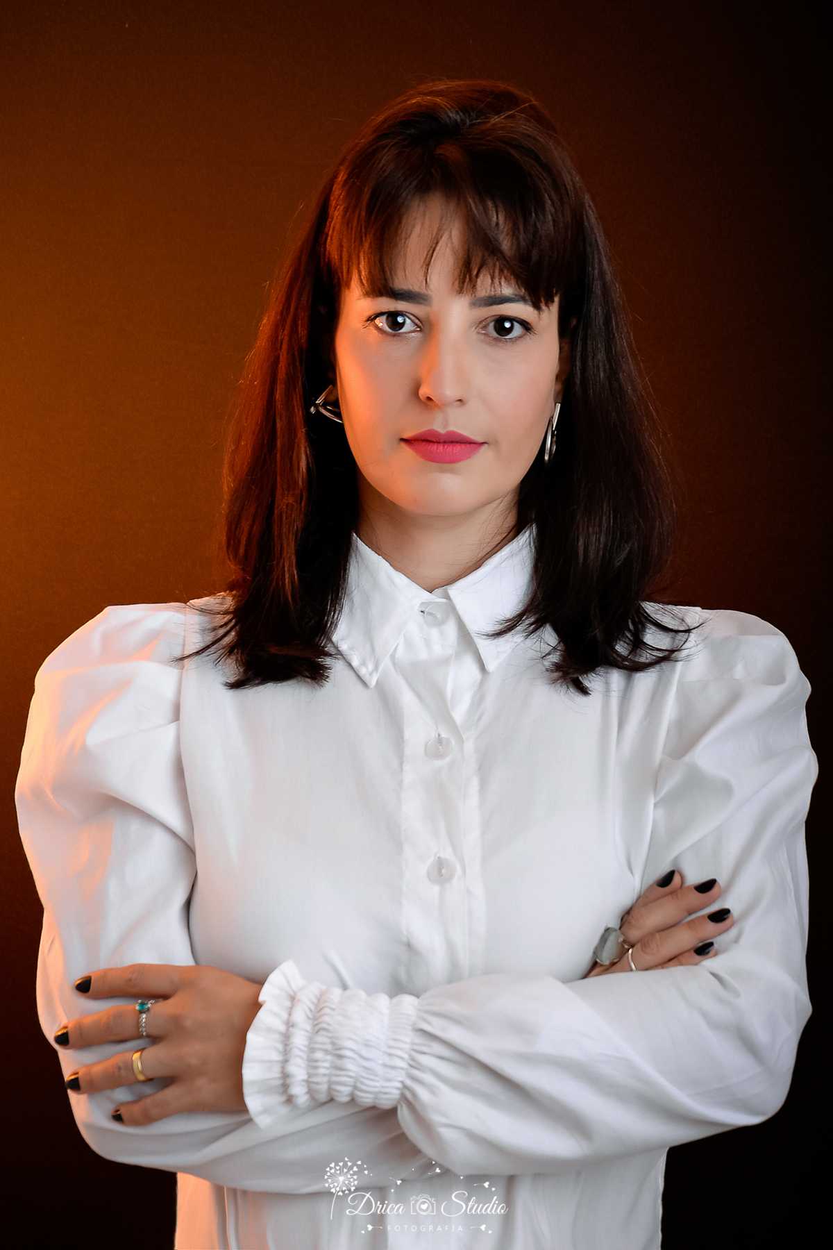 Mulher - fotos publicidade -  perfil profissional - Grande mulher - mulheres de negócios - fotos profissionais femininas - fotos de mulher com livro - trabalho - fotos em estúdio - fotos em fundo branco -Xinguara - fotografia - Pará - Drica studio 