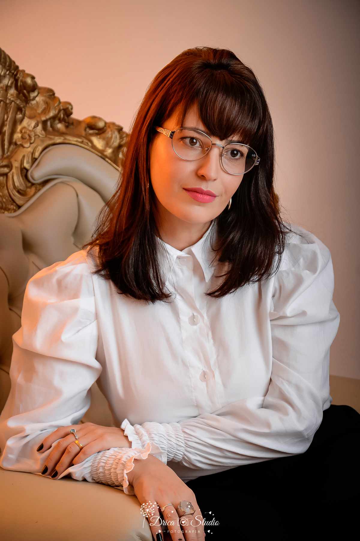 Mulher - fotos publicidade -  perfil profissional - Grande mulher - mulheres de negócios - fotos profissionais femininas - fotos de mulher com livro - trabalho - fotos em estúdio - fotos em fundo branco -Xinguara - fotografia - Pará - Drica studio 