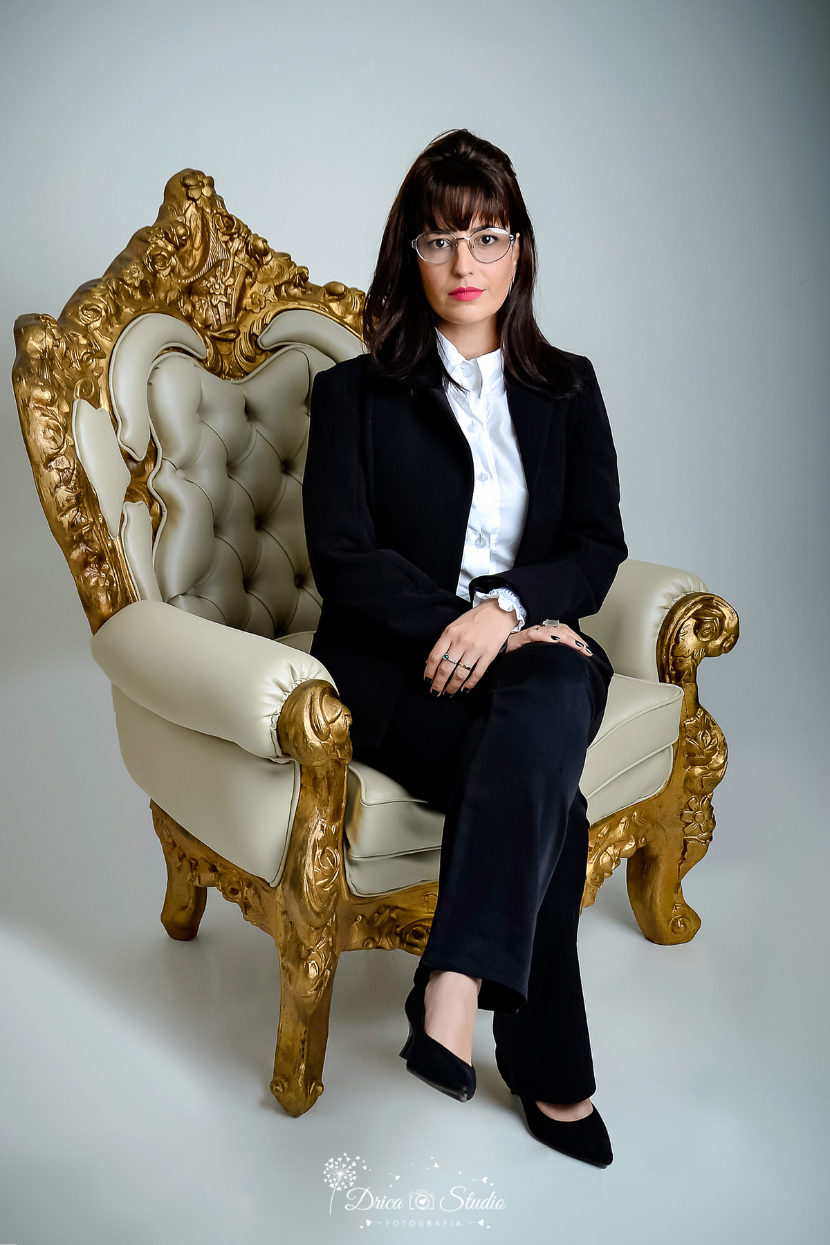 Mulher - fotos publicidade -  perfil profissional - Grande mulher - mulheres de negócios - fotos profissionais femininas - fotos de mulher com livro - trabalho - fotos em estúdio - fotos em fundo branco -Xinguara - fotografia - Pará - Drica studio 