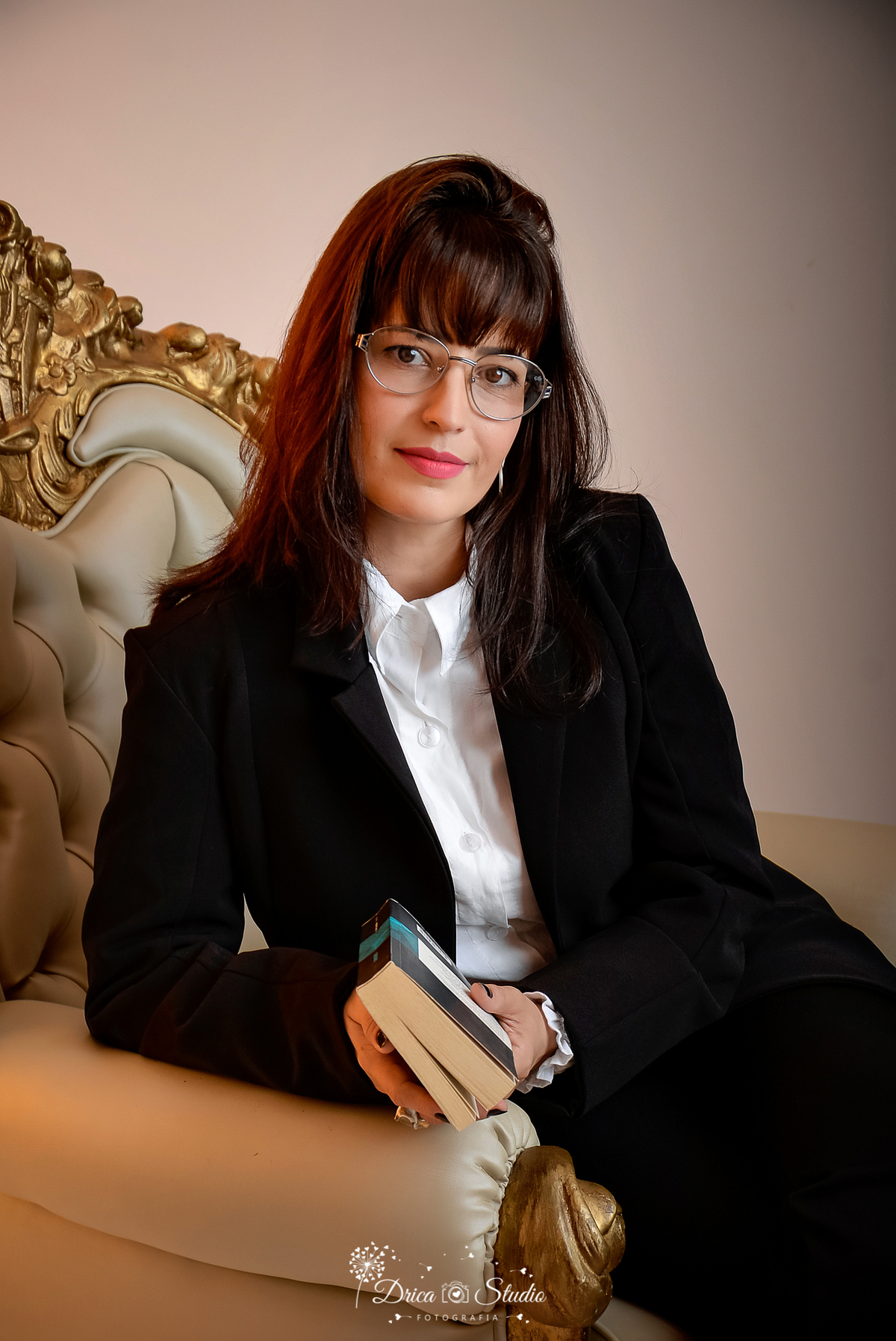 Mulher - fotos publicidade -  perfil profissional - Grande mulher - mulheres de negócios - fotos profissionais femininas - fotos de mulher com livro - trabalho - fotos em estúdio - fotos em fundo branco -Xinguara - fotografia - Pará - Drica studio 