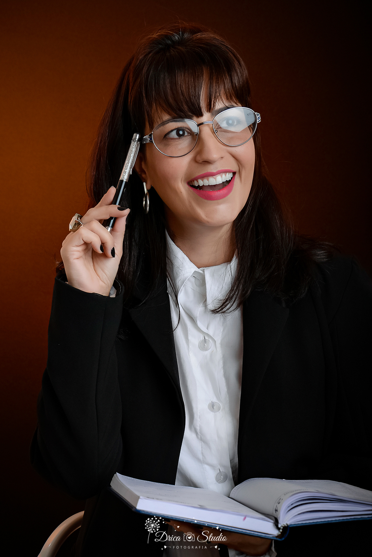Mulher - fotos publicidade -  perfil profissional - Grande mulher - mulheres de negócios - fotos profissionais femininas - fotos de mulher com livro - trabalho - fotos em estúdio - fotos em fundo branco -Xinguara - fotografia - Pará - Drica studio 