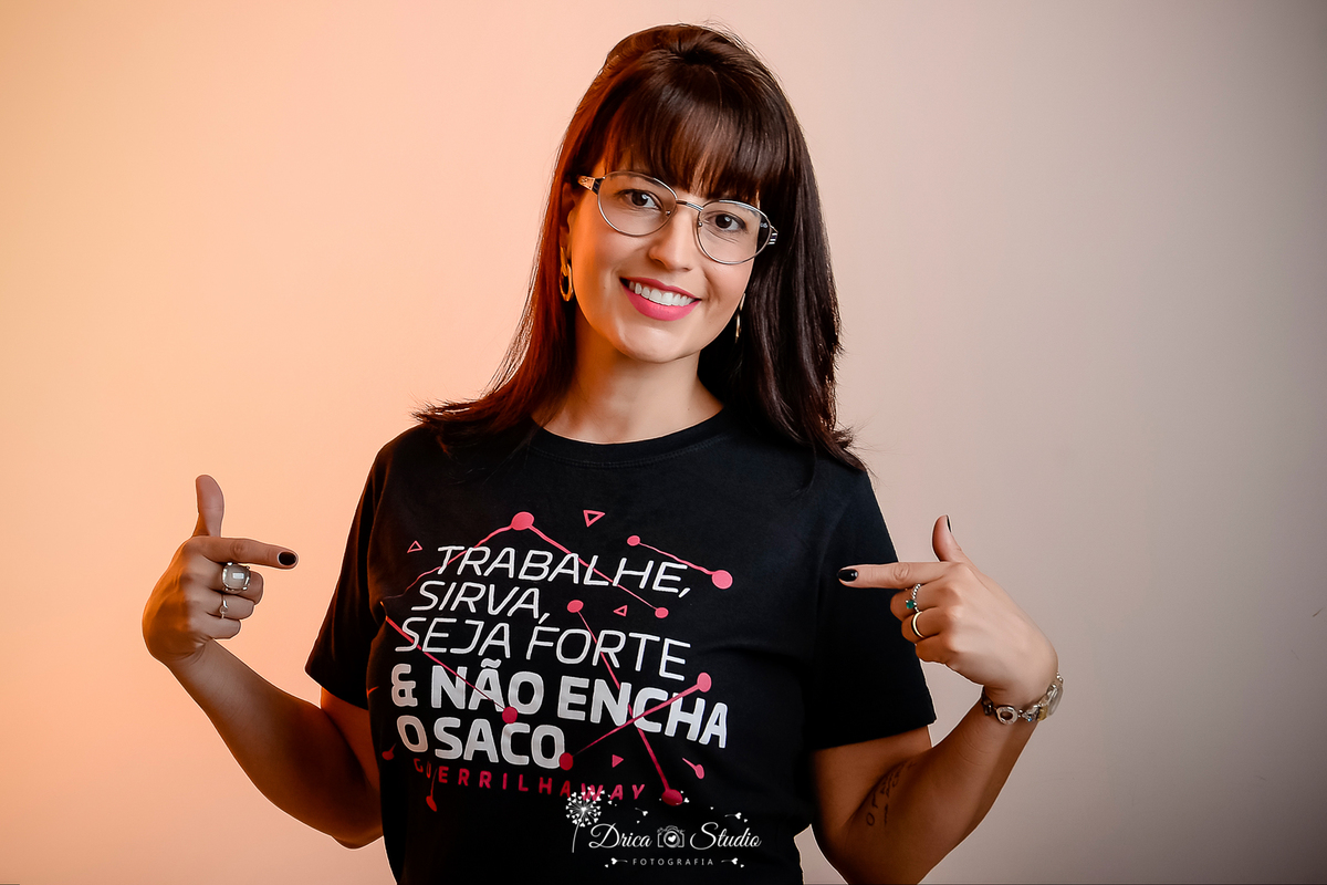 Mulher - fotos publicidade -  perfil profissional - Grande mulher - mulheres de negócios - fotos profissionais femininas - fotos de mulher com livro - trabalho - fotos em estúdio - fotos em fundo branco -Xinguara - fotografia - Pará - Drica studio 