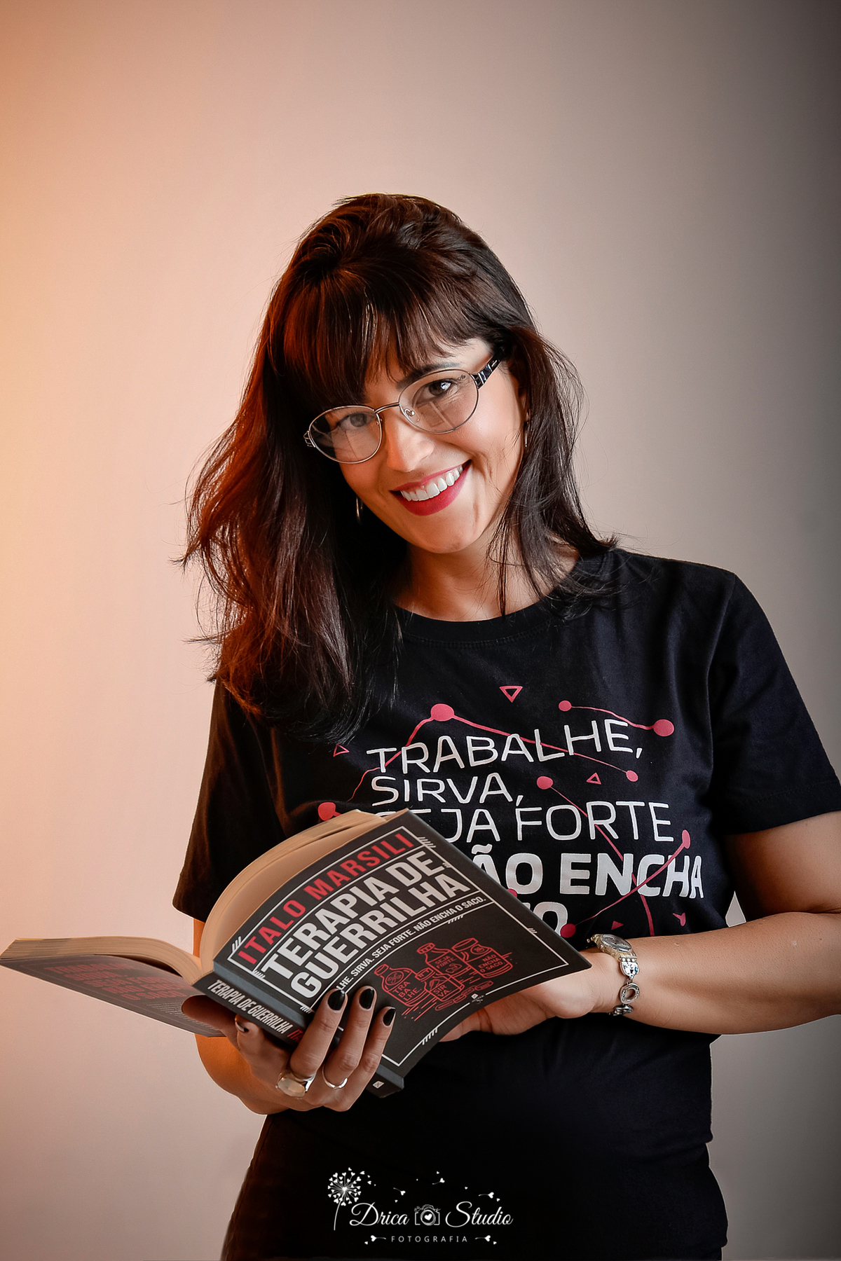 Mulher - fotos publicidade -  perfil profissional - Grande mulher - mulheres de negócios - fotos profissionais femininas - fotos de mulher com livro - trabalho - fotos em estúdio - fotos em fundo branco -Xinguara - fotografia - Pará - Drica studio 