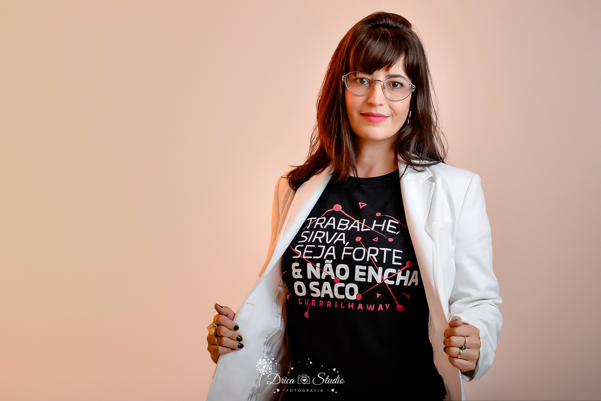 Mulher - fotos publicidade -  perfil profissional - Grande mulher - mulheres de negócios - fotos profissionais femininas - fotos de mulher com livro - trabalho - fotos em estúdio - fotos em fundo branco -Xinguara - fotografia - Pará - Drica studio 