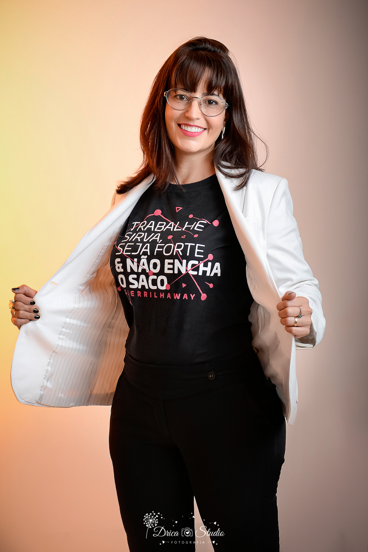 Mulher - fotos publicidade -  perfil profissional - Grande mulher - mulheres de negócios - fotos profissionais femininas - fotos de mulher com livro - trabalho - fotos em estúdio - fotos em fundo branco -Xinguara - fotografia - Pará - Drica studio 
