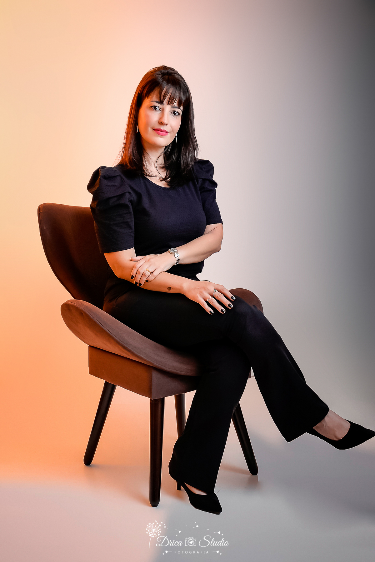 Mulher - fotos publicidade -  perfil profissional - Grande mulher - mulheres de negócios - fotos profissionais femininas - fotos de mulher com livro - trabalho - fotos em estúdio - fotos em fundo branco -Xinguara - fotografia - Pará - Drica studio 