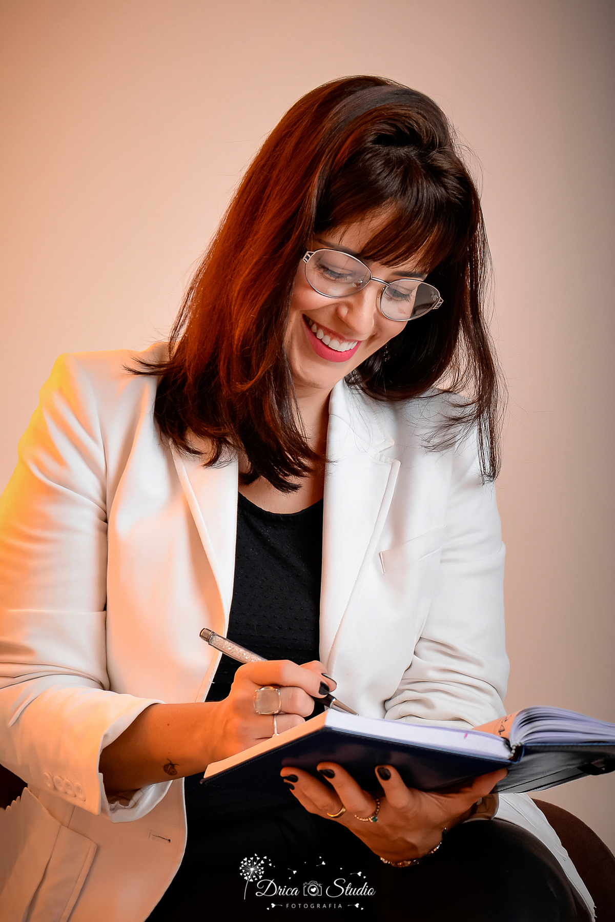 Mulher - fotos publicidade -  perfil profissional - Grande mulher - mulheres de negócios - fotos profissionais femininas - fotos de mulher com livro - trabalho - fotos em estúdio - fotos em fundo branco -Xinguara - fotografia - Pará - Drica studio 