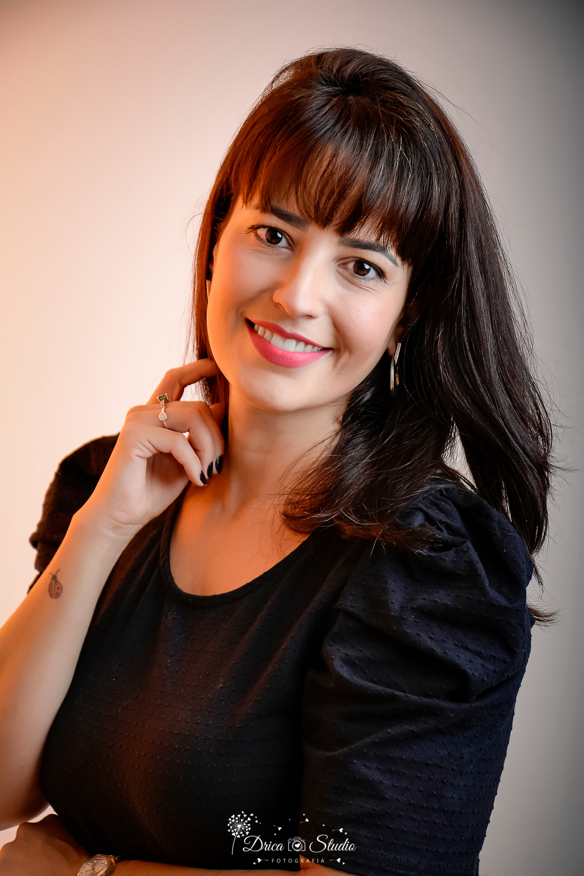  perfil profissional - mulheres de negócios - fotos profissionais femininas - fotos de mulher com livro - trabalho - ensaio estúdio - fotos em fundo branco -Xinguara - fotografia - Pará - Drica Studio -  psicóloga - fotografia de negócios - Marcela - 