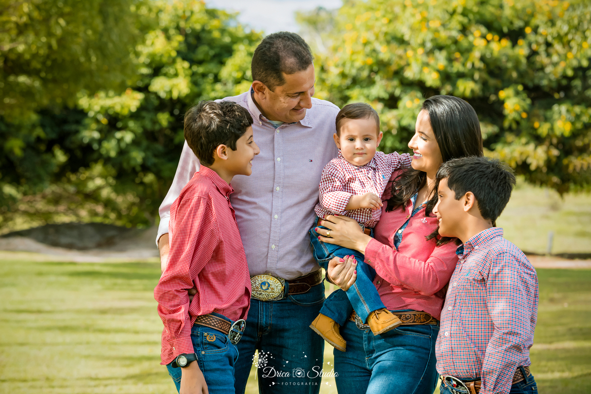 fotos externas - fotos ao ar livre - fotos família - fotografia - smash de cake - família feliz - modelos de fotos externas - bolo - drica studio fotografia - xinguara - pará - irmãos - country 