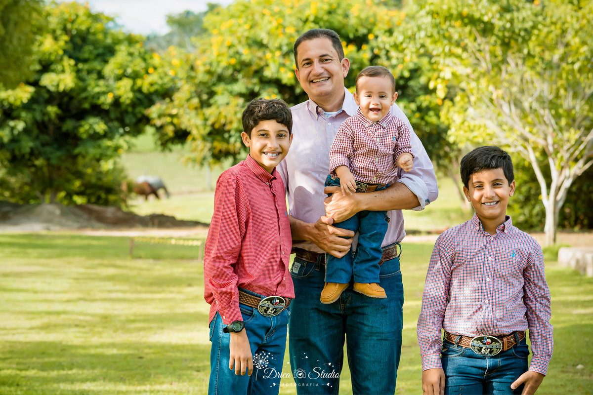 fotos externas - fotos ao ar livre - fotos família - fotografia - smash de cake - família feliz - modelos de fotos externas - bolo - drica studio fotografia - xinguara - pará - irmãos - country 