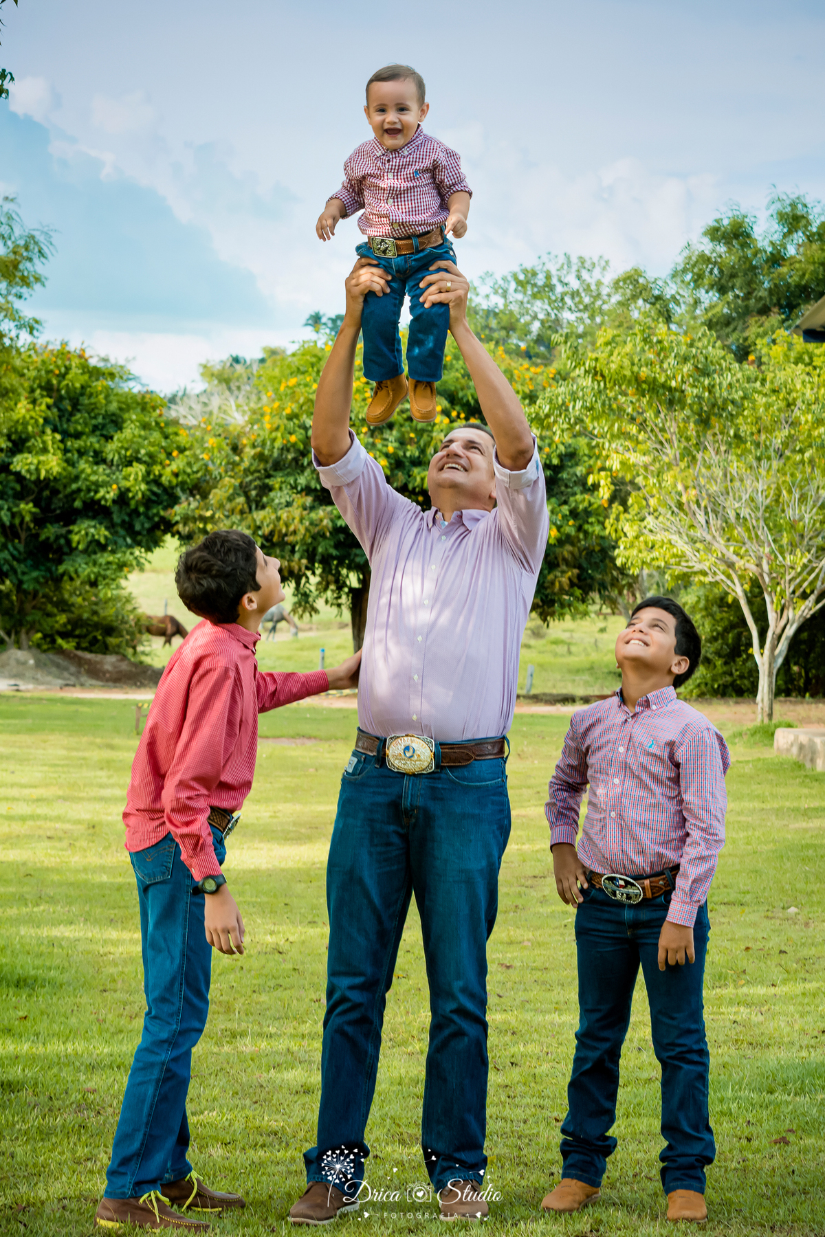 fotos externas - fotos ao ar livre - fotos família - fotografia - smash de cake - família feliz - modelos de fotos externas - bolo - drica studio fotografia - xinguara - pará - irmãos - country 