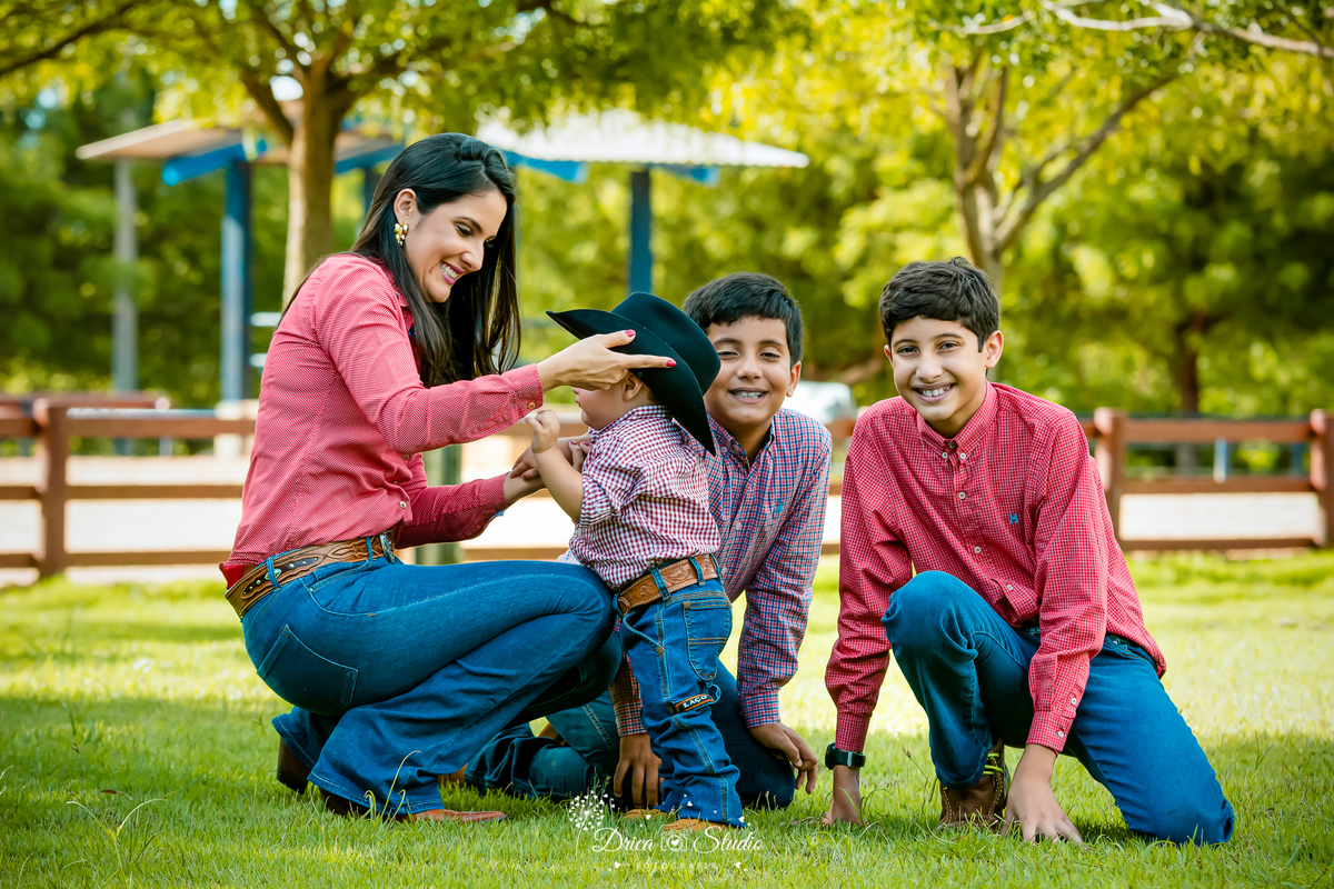fotos externas - fotos ao ar livre - fotos família - fotografia - smash de cake - família feliz - modelos de fotos externas - bolo - drica studio fotografia - xinguara - pará - irmãos - country 