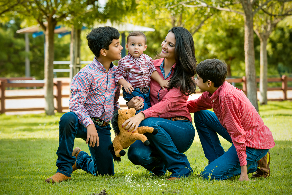 fotos externas - fotos ao ar livre - fotos família - fotografia - smash de cake - família feliz - modelos de fotos externas - bolo - drica studio fotografia - xinguara - pará - irmãos - country 