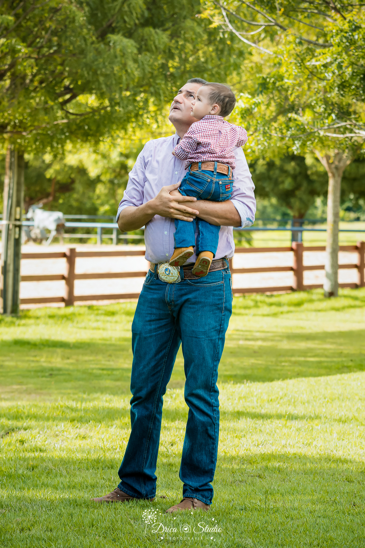 fotos externas - fotos ao ar livre - fotos família - fotografia - smash de cake - família feliz - modelos de fotos externas - bolo - drica studio fotografia - xinguara - pará - irmãos - country 