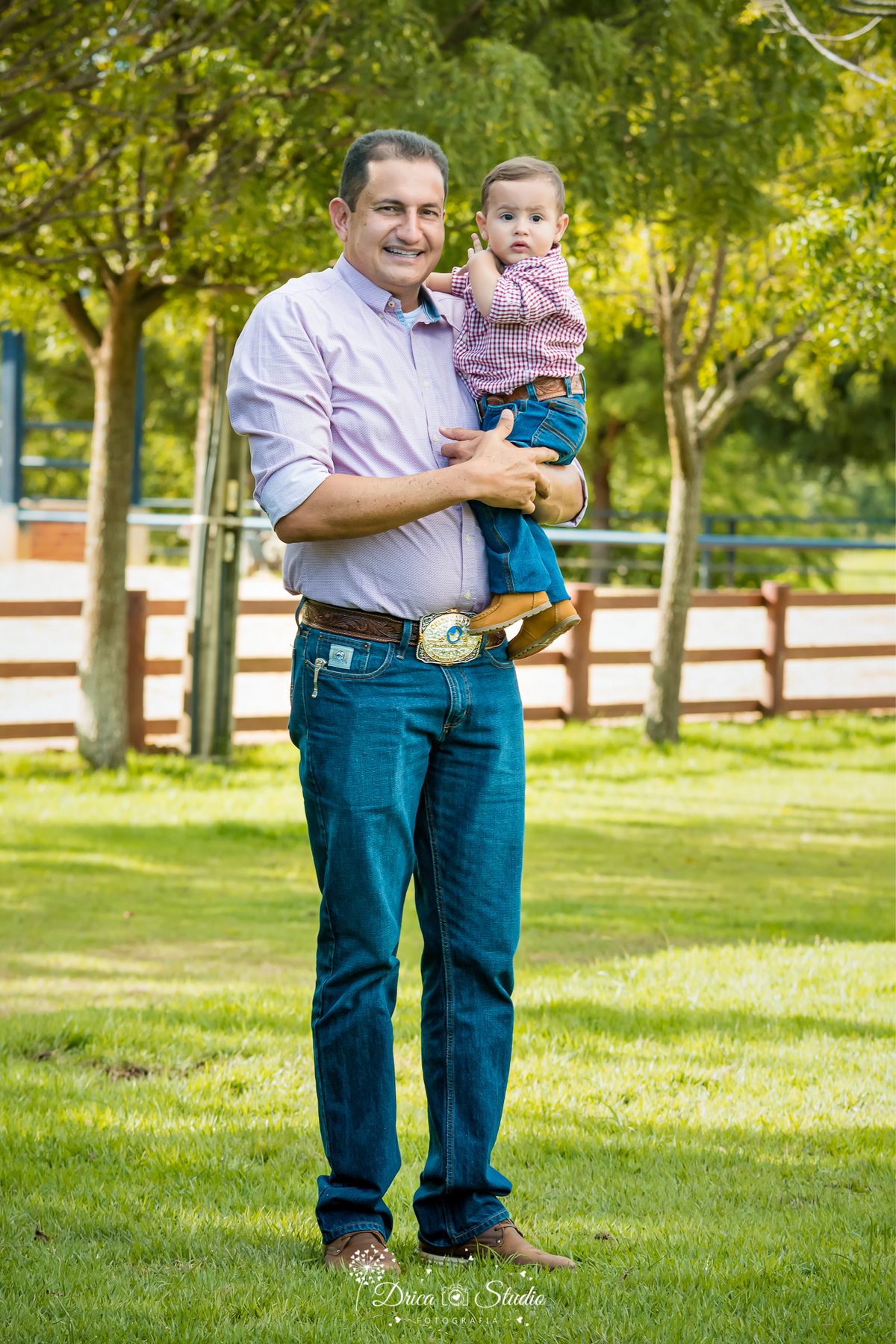 fotos externas - fotos ao ar livre - fotos família - fotografia - smash de cake - família feliz - modelos de fotos externas - bolo - drica studio fotografia - xinguara - pará - irmãos - country 