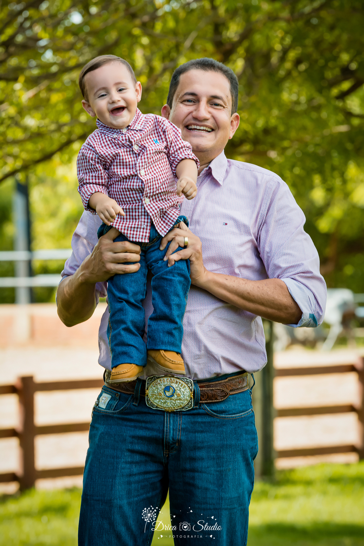 fotos externas - fotos ao ar livre - fotos família - fotografia - smash de cake - família feliz - modelos de fotos externas - bolo - drica studio fotografia - xinguara - pará - irmãos - country 