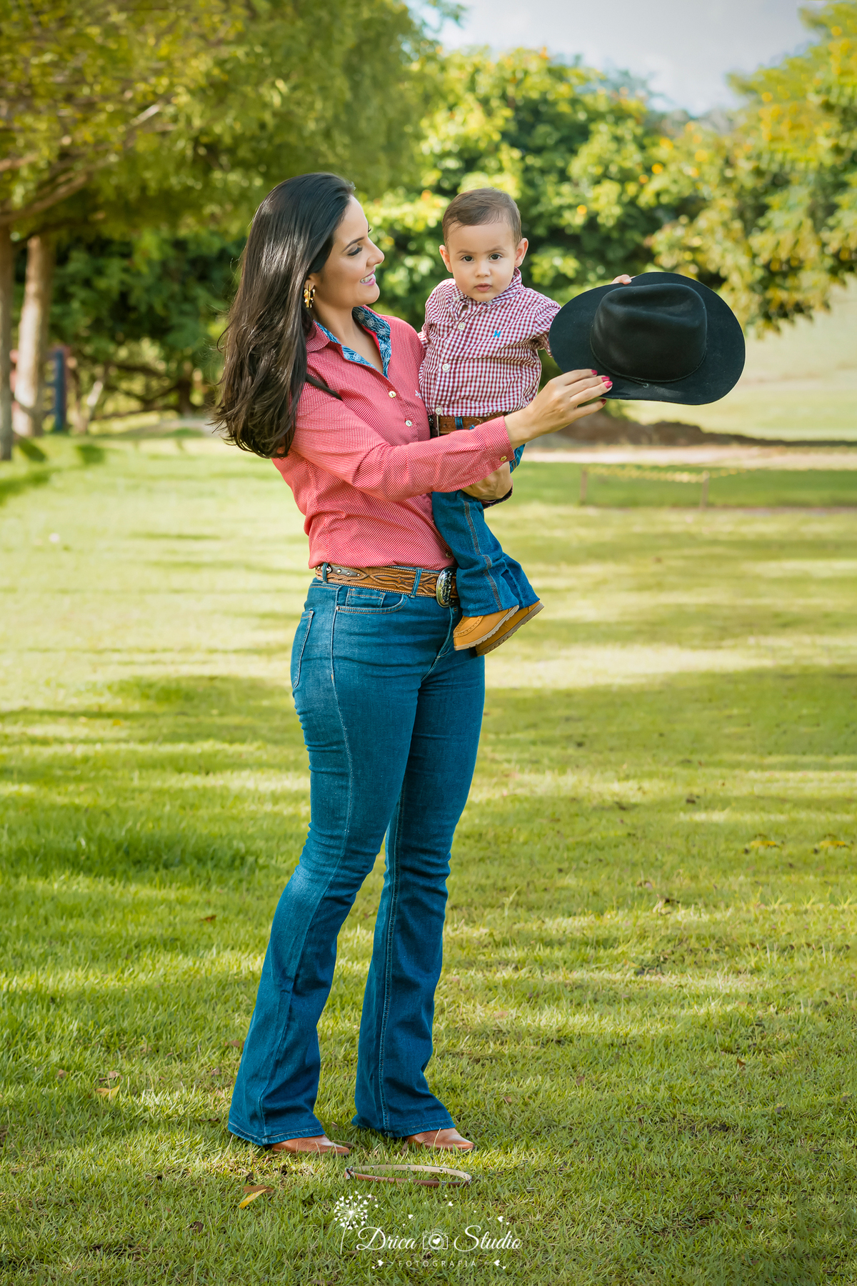 fotos externas - fotos ao ar livre - fotos família - fotografia - smash de cake - família feliz - modelos de fotos externas - bolo - drica studio fotografia - xinguara - pará - irmãos - country 