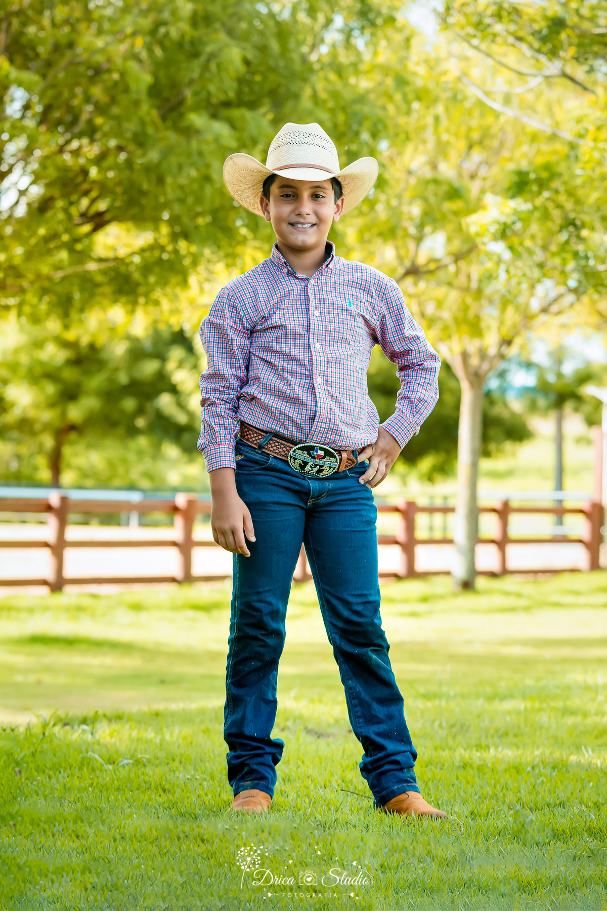 fotos externas - fotos ao ar livre - fotos família - fotografia - smash de cake - família feliz - modelos de fotos externas - bolo - drica studio fotografia - xinguara - pará - irmãos - country 