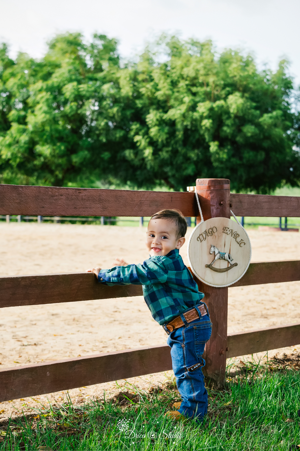 fotos externas - fotos ao ar livre - fotos família - fotografia - smash de cake - família feliz - modelos de fotos externas - bolo - drica studio fotografia - xinguara - pará - irmãos - country 