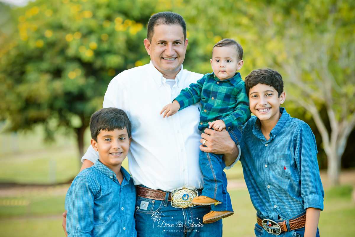 fotos externas - fotos ao ar livre - fotos família - fotografia - smash de cake - família feliz - modelos de fotos externas - bolo - drica studio fotografia - xinguara - pará - irmãos - country 