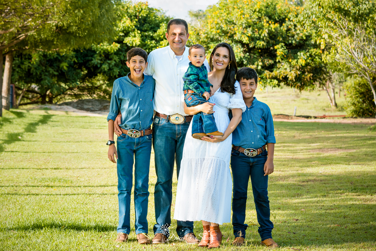 fotos externas - fotos ao ar livre - fotos família - fotografia - smash de cake - família feliz - modelos de fotos externas - bolo - drica studio fotografia - xinguara - pará - irmãos - country 