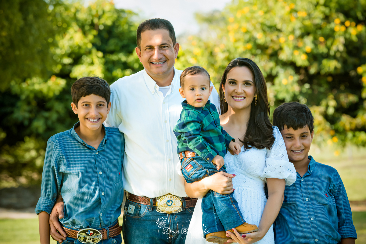 fotos externas - fotos ao ar livre - fotos família - fotografia - smash de cake - família feliz - modelos de fotos externas - bolo - drica studio fotografia - xinguara - pará - irmãos - country 