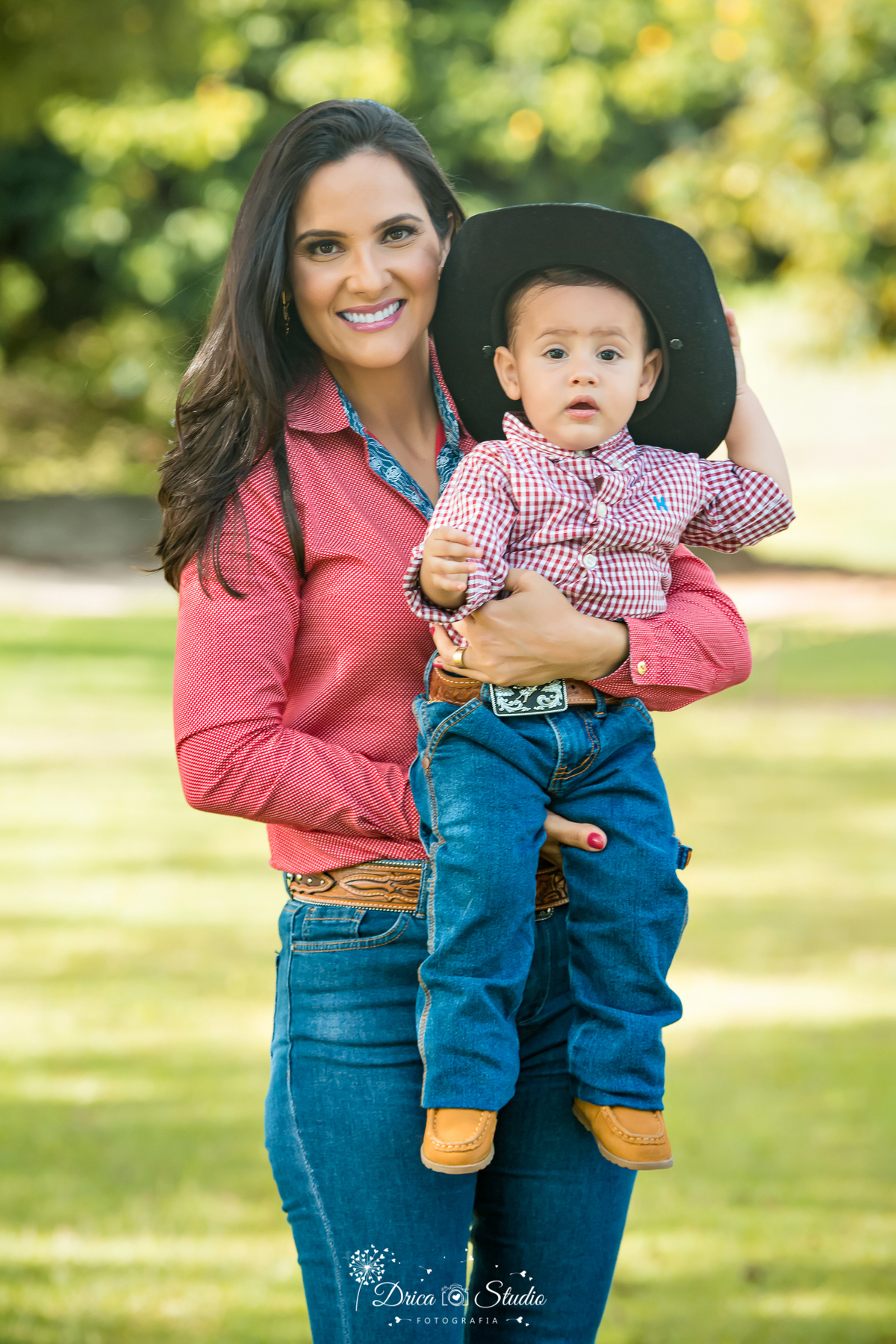 fotos externas - fotos ao ar livre - fotos família - fotografia - smash de cake - família feliz - modelos de fotos externas - bolo - drica studio fotografia - xinguara - pará - irmãos - country 