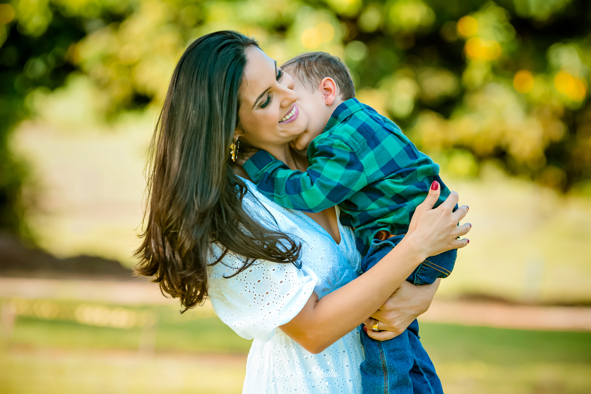 fotos externas - fotos ao ar livre - fotos família - fotografia - smash de cake - família feliz - modelos de fotos externas - bolo - drica studio fotografia - xinguara - pará - irmãos - country 