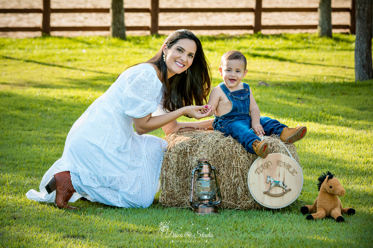fotos externas - fotos ao ar livre - fotos família - fotografia - smash de cake - família feliz - modelos de fotos externas - bolo - drica studio fotografia - xinguara - pará - irmãos - country 