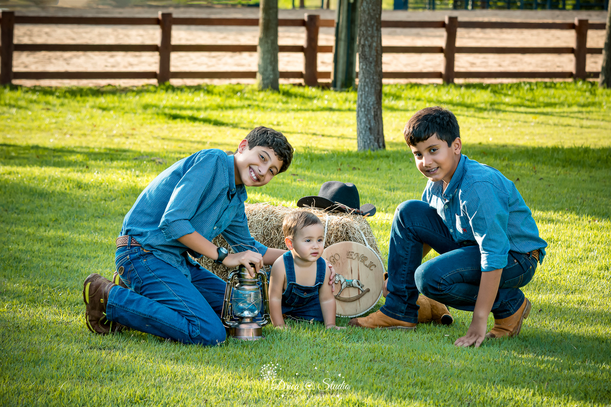 fotos externas - fotos ao ar livre - fotos família - fotografia - smash de cake - família feliz - modelos de fotos externas - bolo - drica studio fotografia - xinguara - pará - irmãos - country 