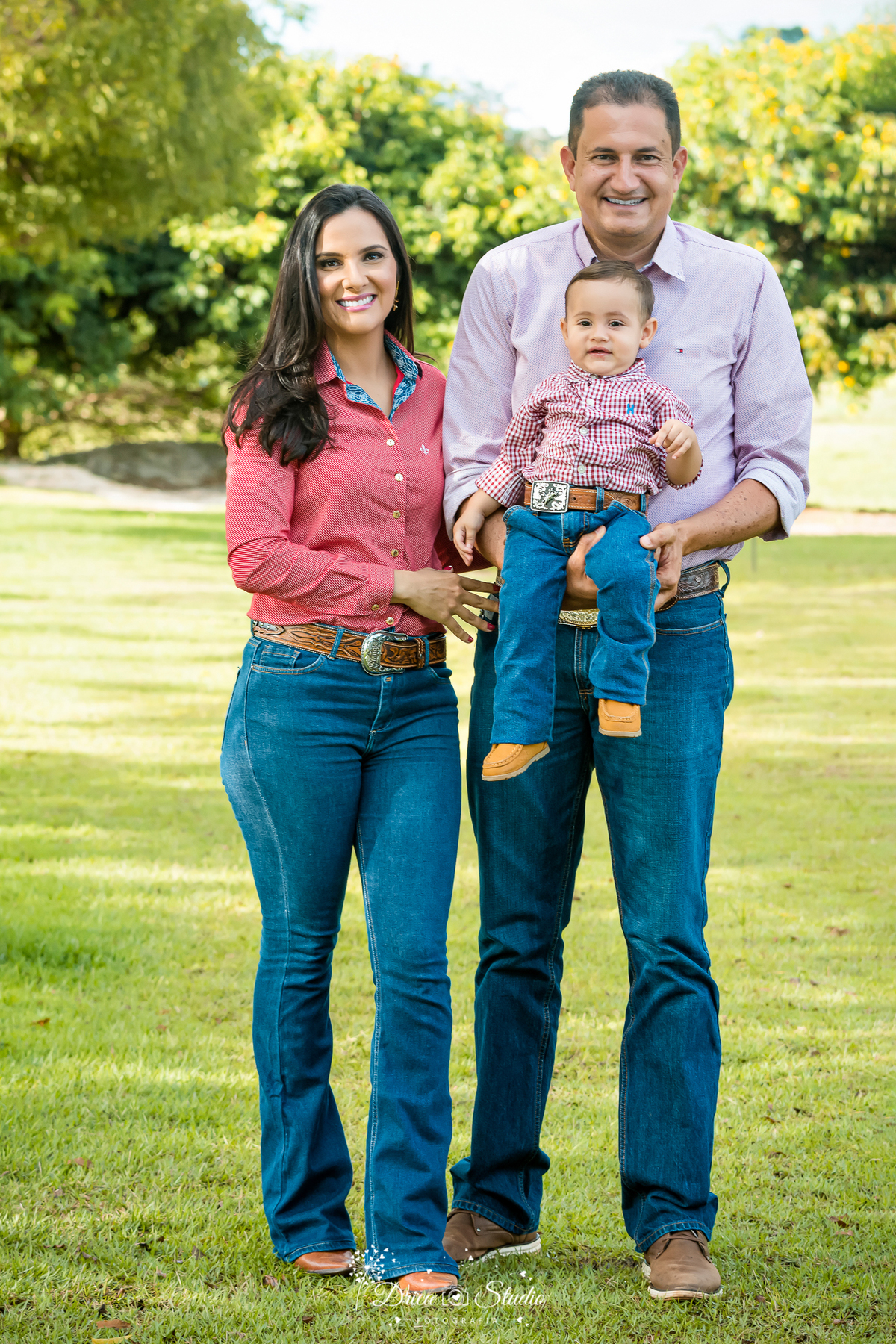 fotos externas - fotos ao ar livre - fotos família - fotografia - smash de cake - família feliz - modelos de fotos externas - bolo - drica studio fotografia - xinguara - pará - irmãos - country 