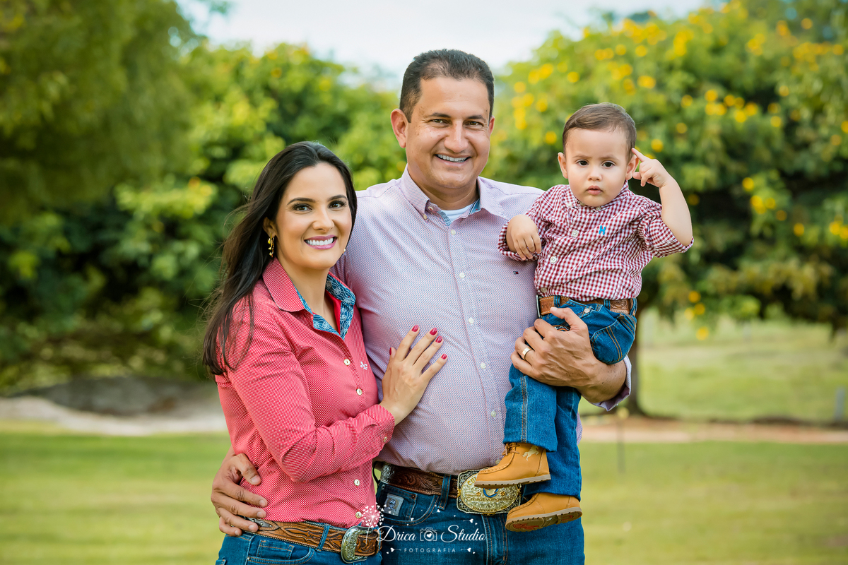 fotos externas - fotos ao ar livre - fotos família - fotografia - smash de cake - família feliz - modelos de fotos externas - bolo - drica studio fotografia - xinguara - pará - irmãos - country 