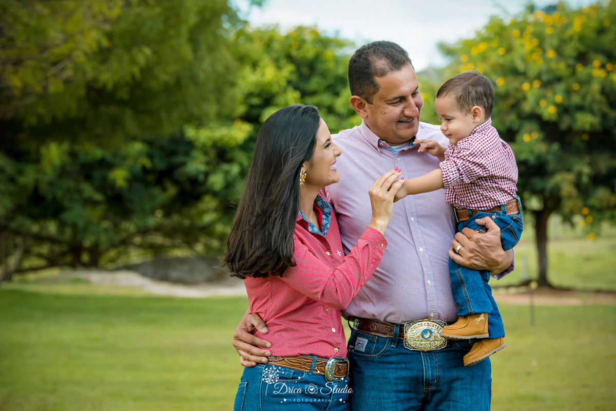 fotos externas - fotos ao ar livre - fotos família - fotografia - smash de cake - família feliz - modelos de fotos externas - bolo - drica studio fotografia - xinguara - pará - irmãos - country 