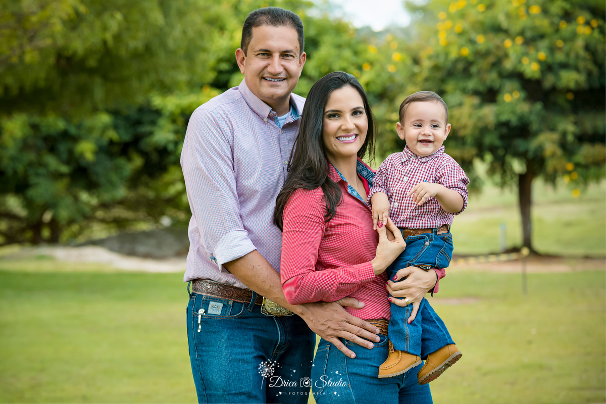 fotos externas - fotos ao ar livre - fotos família - fotografia - smash de cake - família feliz - modelos de fotos externas - bolo - drica studio fotografia - xinguara - pará - irmãos - country 