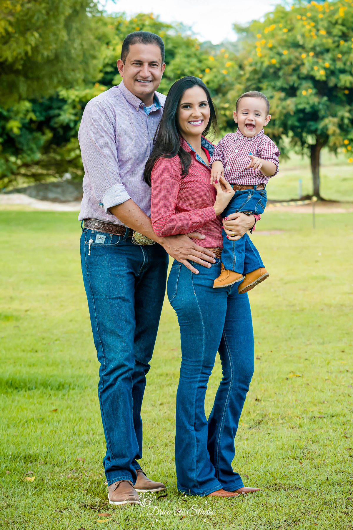 fotos externas - fotos ao ar livre - fotos família - fotografia - smash de cake - família feliz - modelos de fotos externas - bolo - drica studio fotografia - xinguara - pará - irmãos - country 