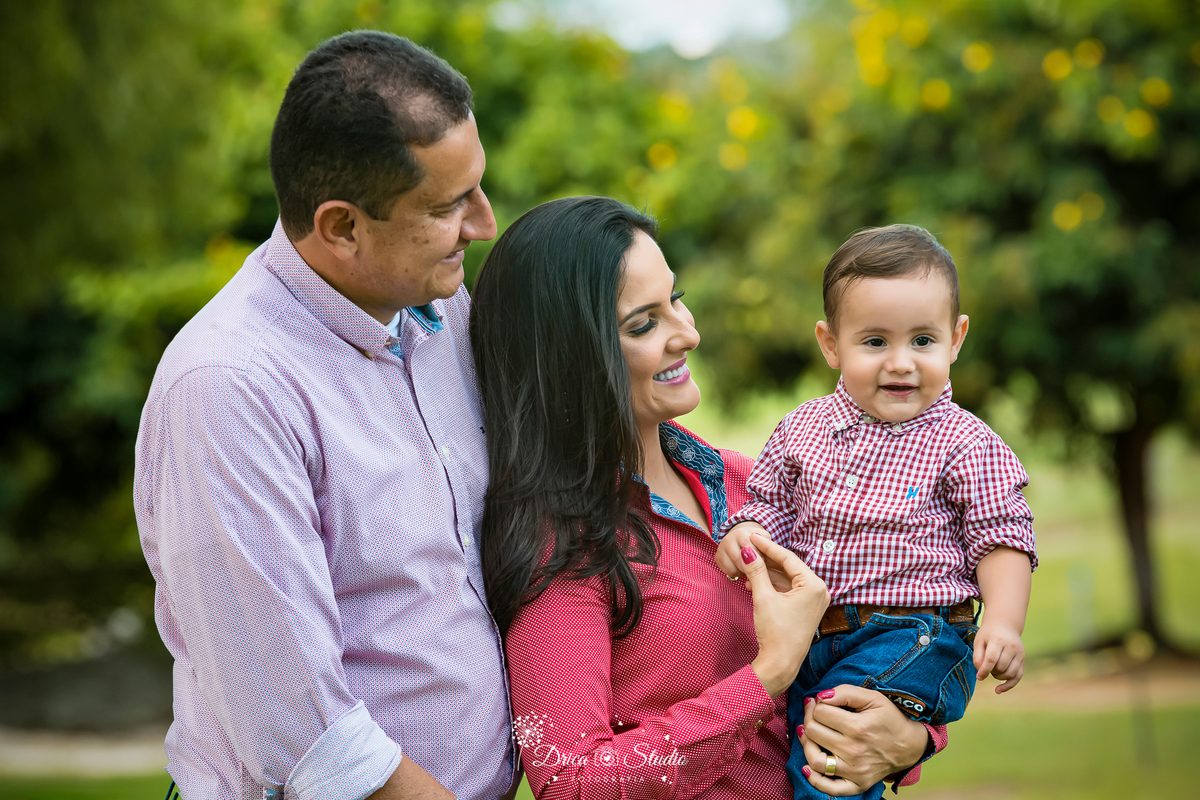 fotos externas - fotos ao ar livre - fotos família - fotografia - smash de cake - família feliz - modelos de fotos externas - bolo - drica studio fotografia - xinguara - pará - irmãos - country 