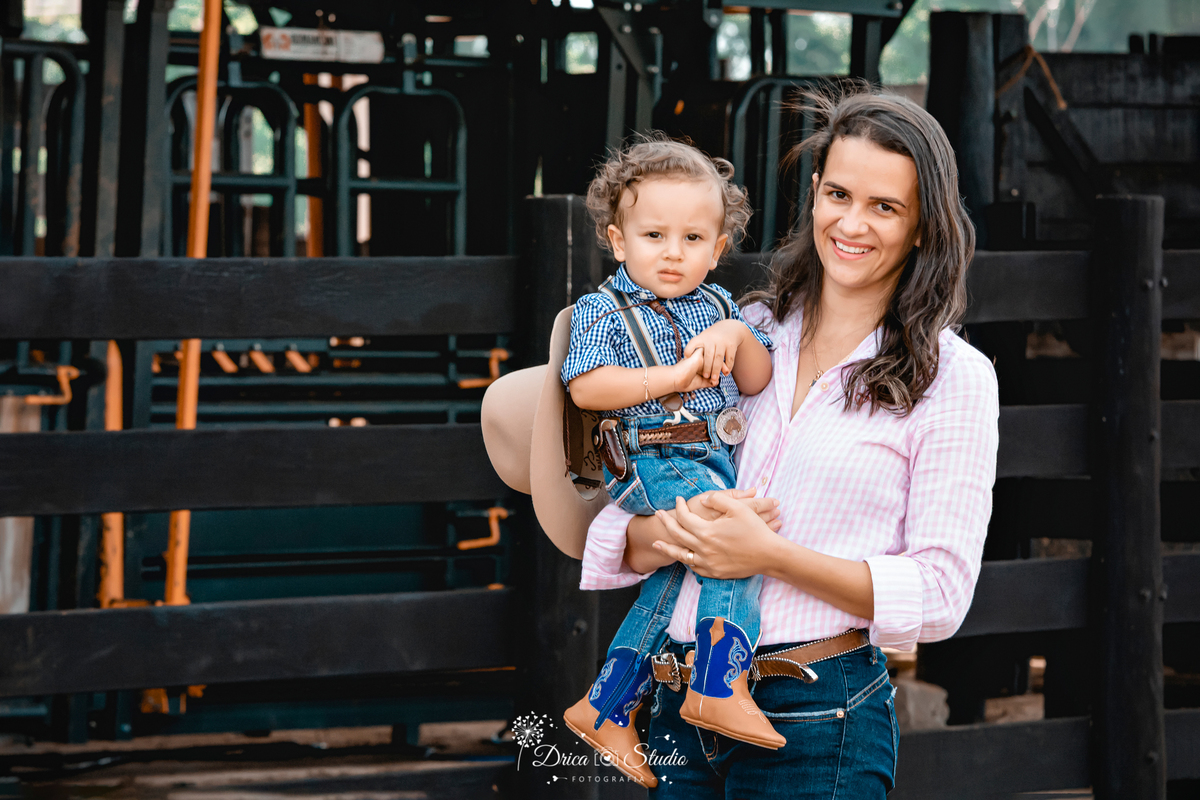 fotos externas - smash de cake - meu mundo azul - fotos em família - fotos infantis - fotos com bolo - fotos infantis country  - menino - Drica studio - fotografias - Xinguara - Pará - 1 aninho - meu primeiro aninho - acompanhamento mensal 