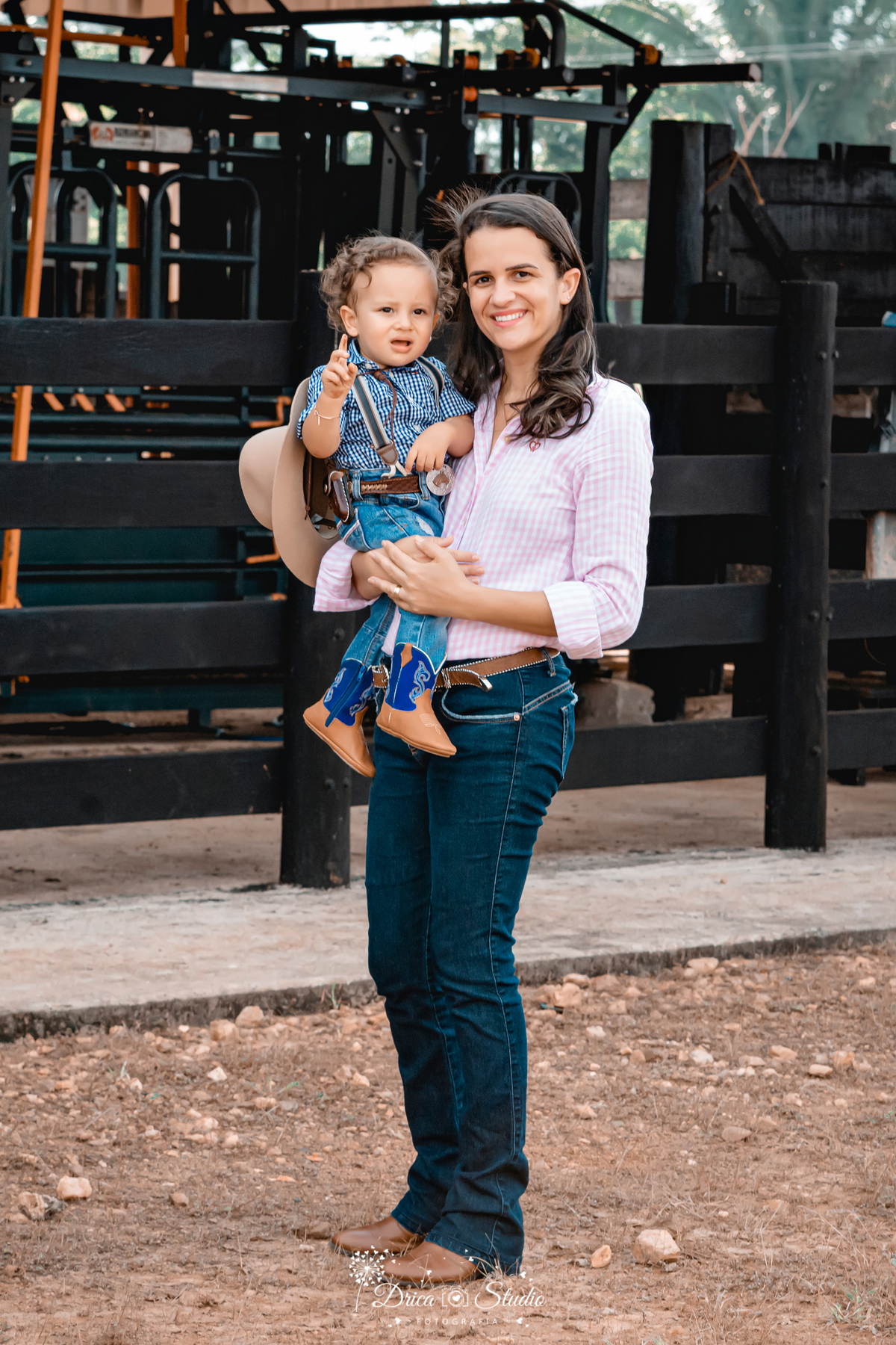 fotos externas - smash de cake - meu mundo azul - fotos em família - fotos infantis - fotos com bolo - fotos infantis country  - menino - Drica studio - fotografias - Xinguara - Pará - 1 aninho - meu primeiro aninho - acompanhamento mensal 