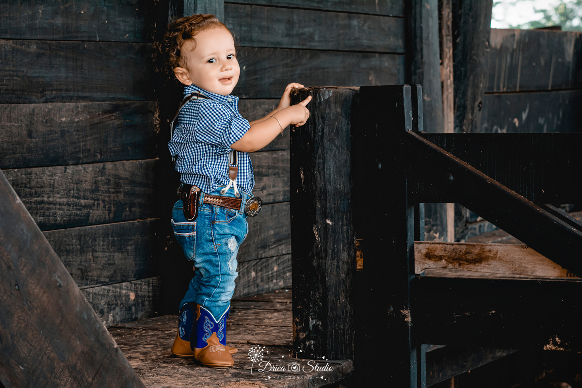 fotos externas - smash de cake - meu mundo azul - fotos em família - fotos infantis - fotos com bolo - fotos infantis country  - menino - Drica studio - fotografias - Xinguara - Pará - 1 aninho - meu primeiro aninho - acompanhamento mensal 